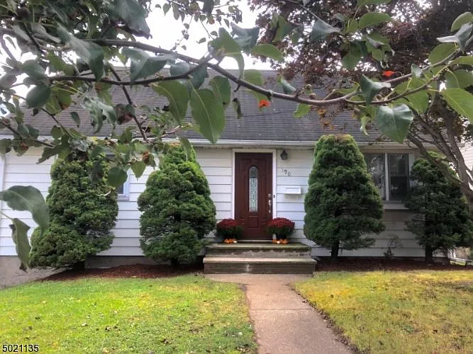 190 Union Blvd photo 1