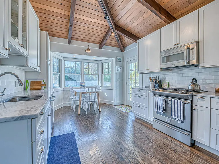 22 Pinetree Dr — Photo 3