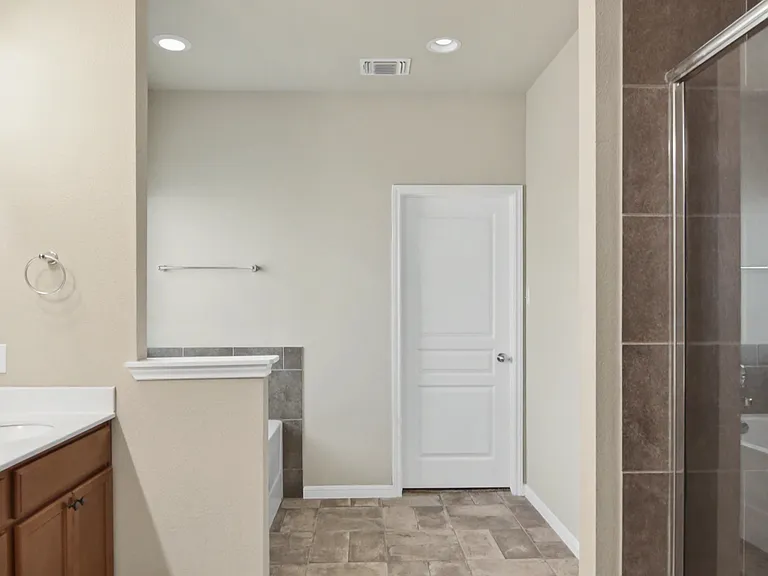 410 Stonehouse Ln — Photo 13