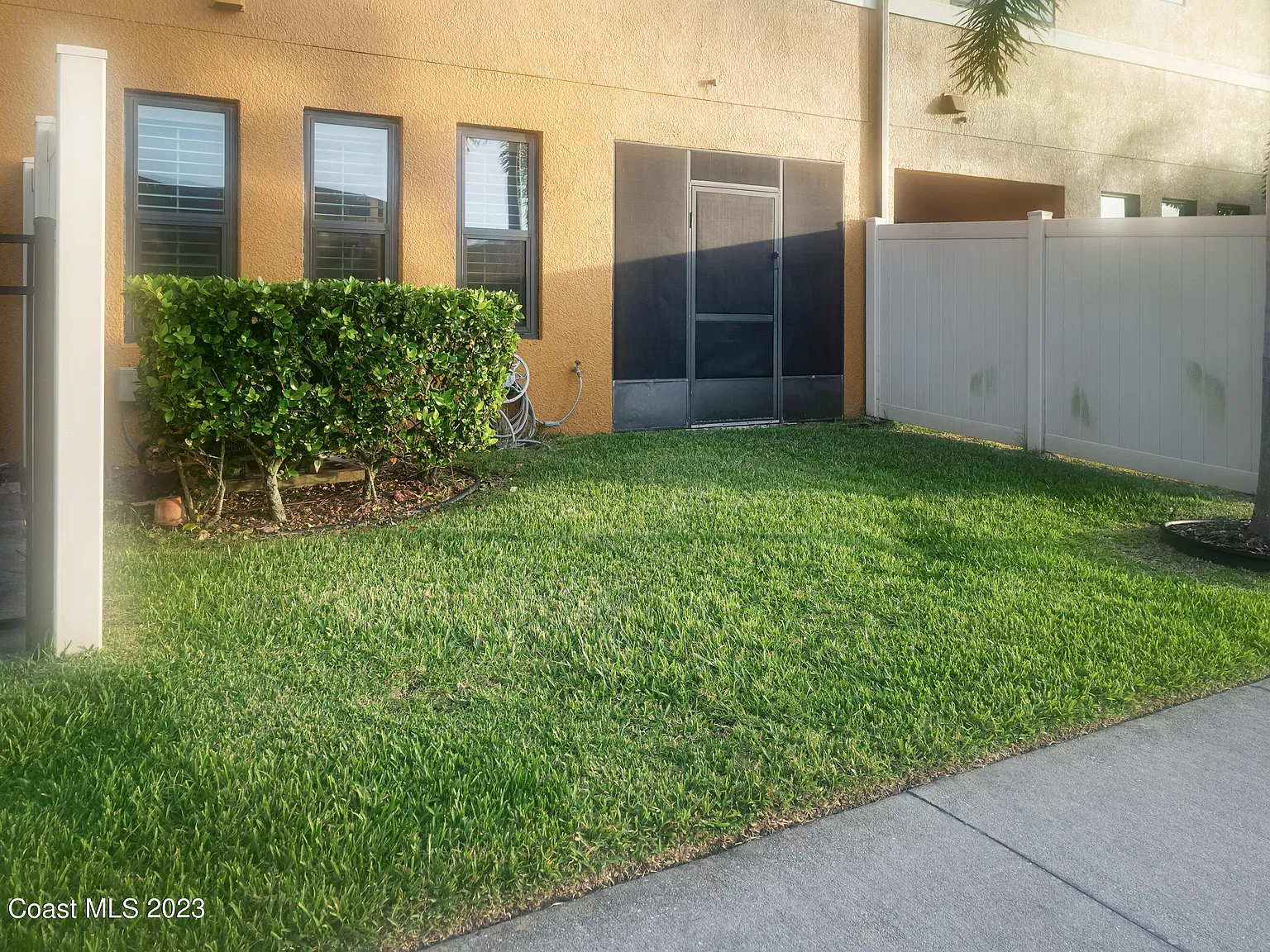 3 bed, 2.5 bath, 1495 sqft, $2,300 — Photo 2