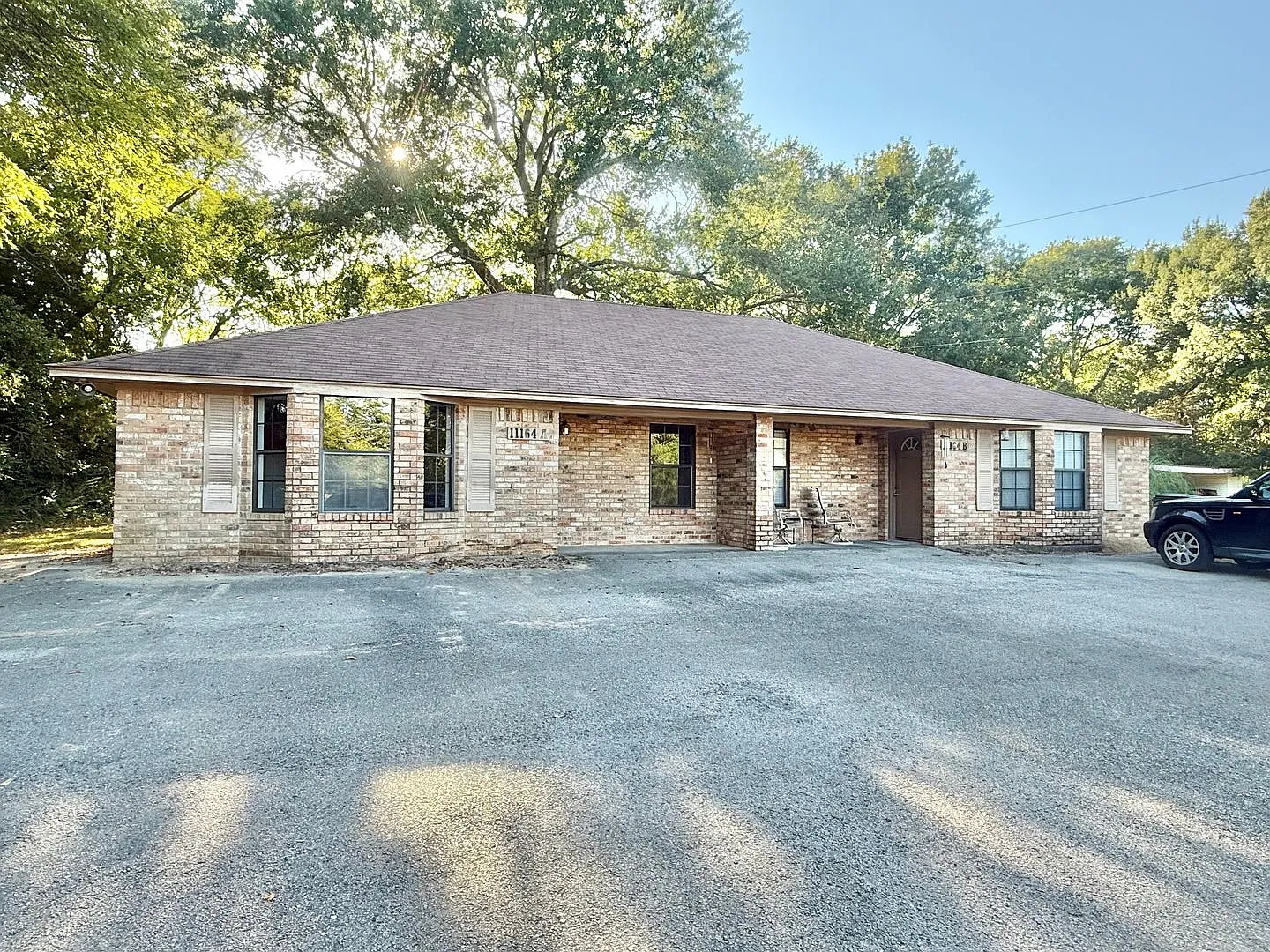 Convenient 2-bed/1-bath duplex! — Photo 1