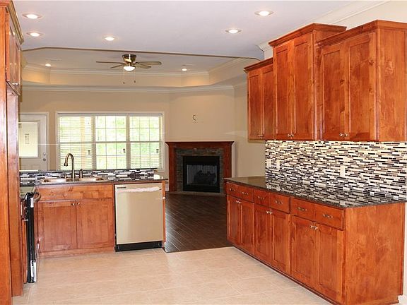 5th image of 44 Lyndhurst Dr