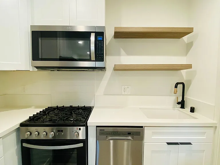 2224 Oak St — Photo 4