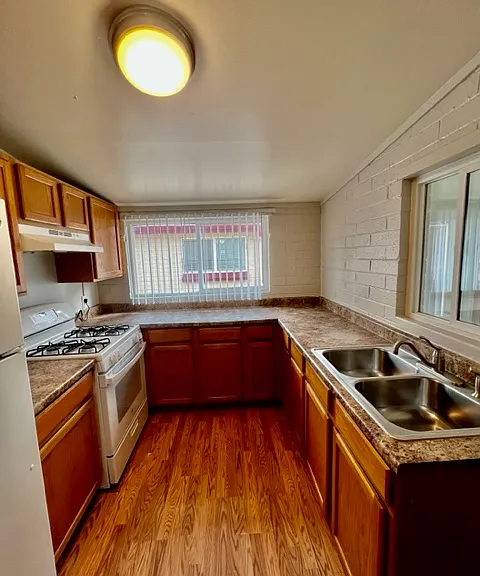 2348-2362 Emporia Apartments — Photo 7
