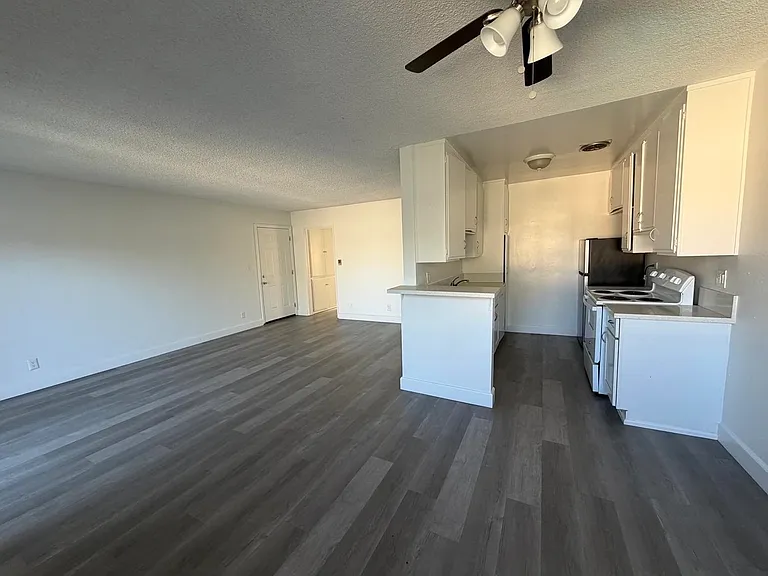 15040 Parthenia St #8 — Photo 6