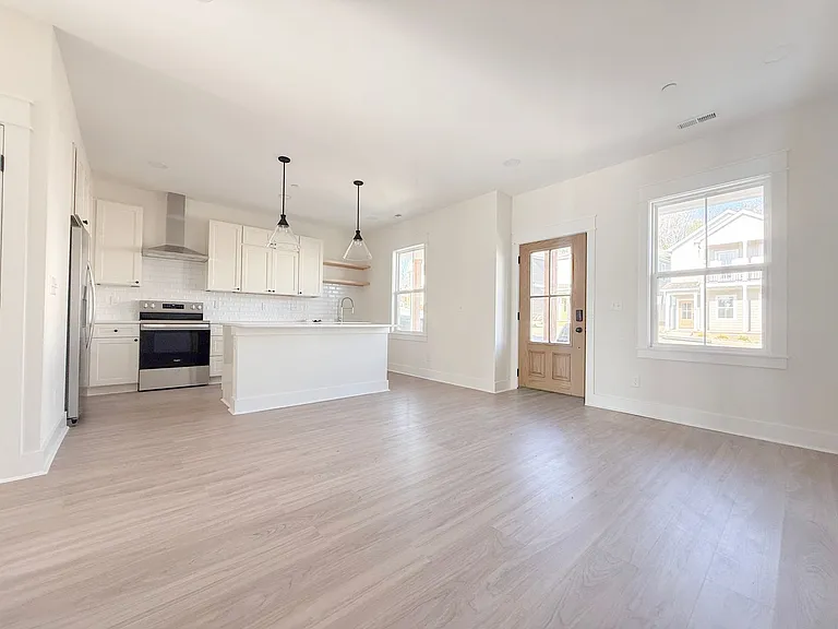 1373 Meridian St — Photo 3