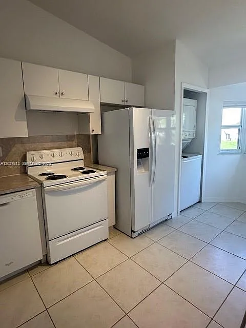 Venetia Gardens Condo — Photo 3