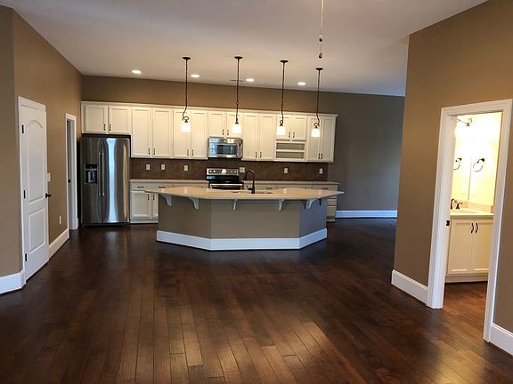 3rd image of 4934 Towne Dr