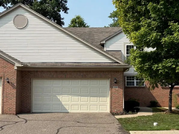 33090 Forest Park Dr, Wayne, MI 48184