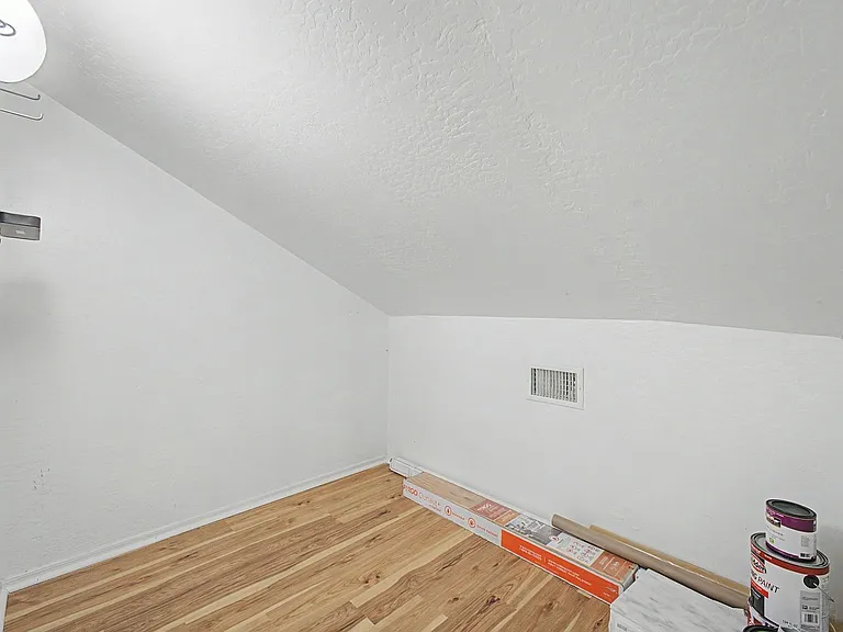 2233 E Huntington Dr — Photo 20