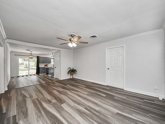 4th image of 1309 W Lang St