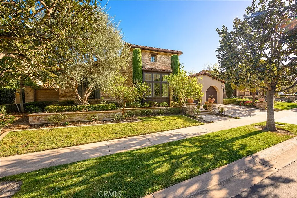 4 bed, 3.5 bath, 3854 sqft, $14,800 — Photo 2