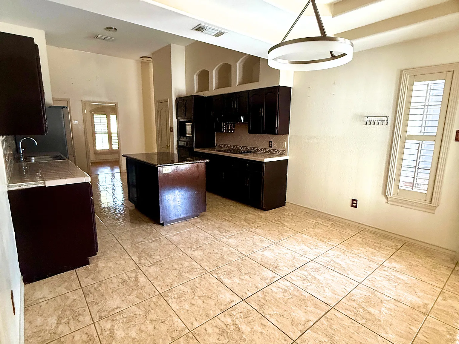 4 bed, 2342 sqft, $2,200 — Photo 3