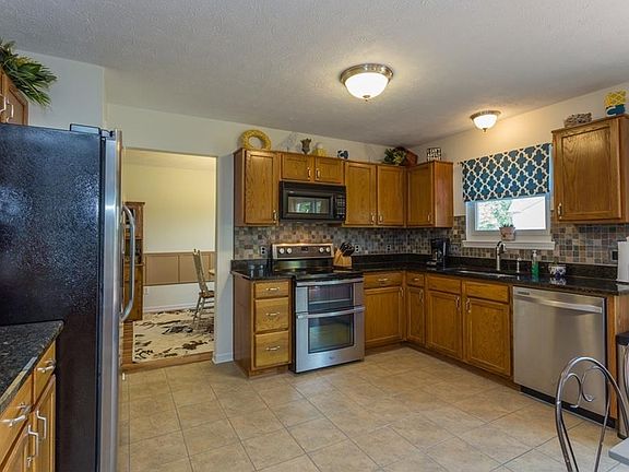 Kitchen with Granite & SS Appliances