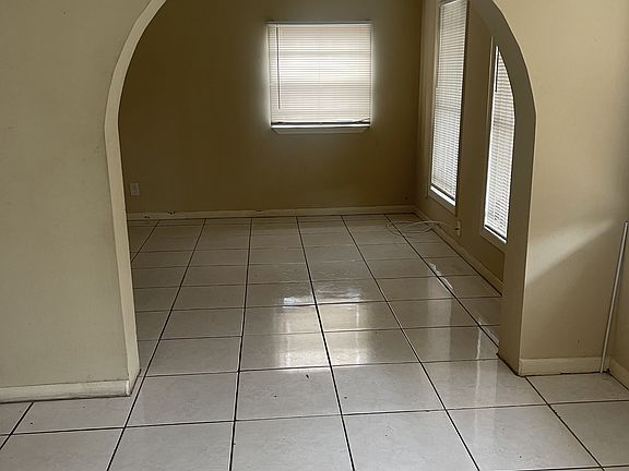 5th image of 5057 Lincoln Cir N