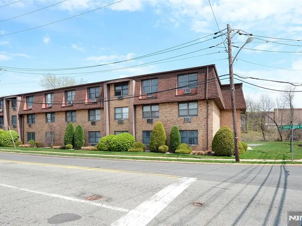 25 Market St APT 2B, Saddle Brook, NJ 07663