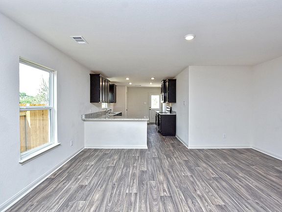 5th image of 1044 Maywood Ln