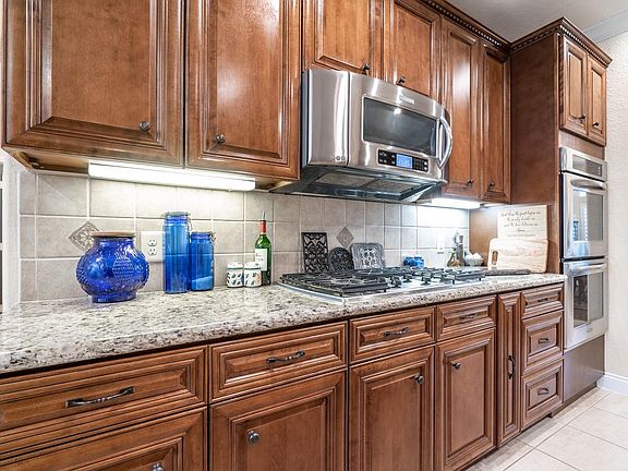 5th image of 13811 Lowell Ln