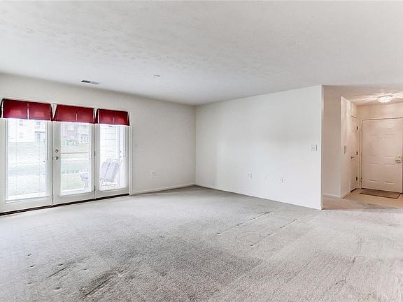 5th image of 3047 Cumberland Ln APT 102
