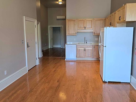 4th image of 118 E Bremer Ave #302