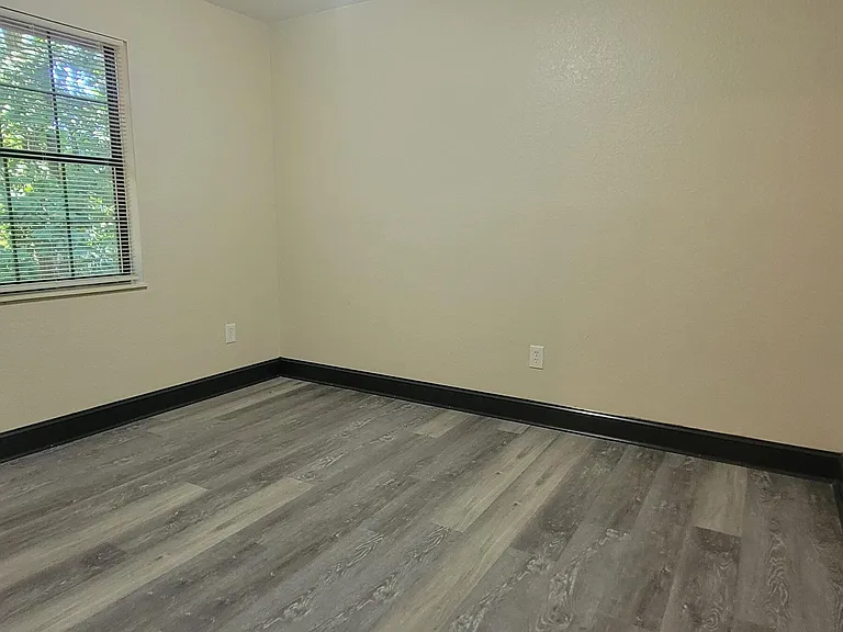 710 Dailey Ave — Photo 12