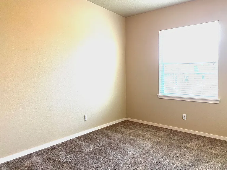 Catron Apartments - 1-3 Bedrooms 2 Bathrooms with In Unit Washer/Dryer and Internet — Photo 28