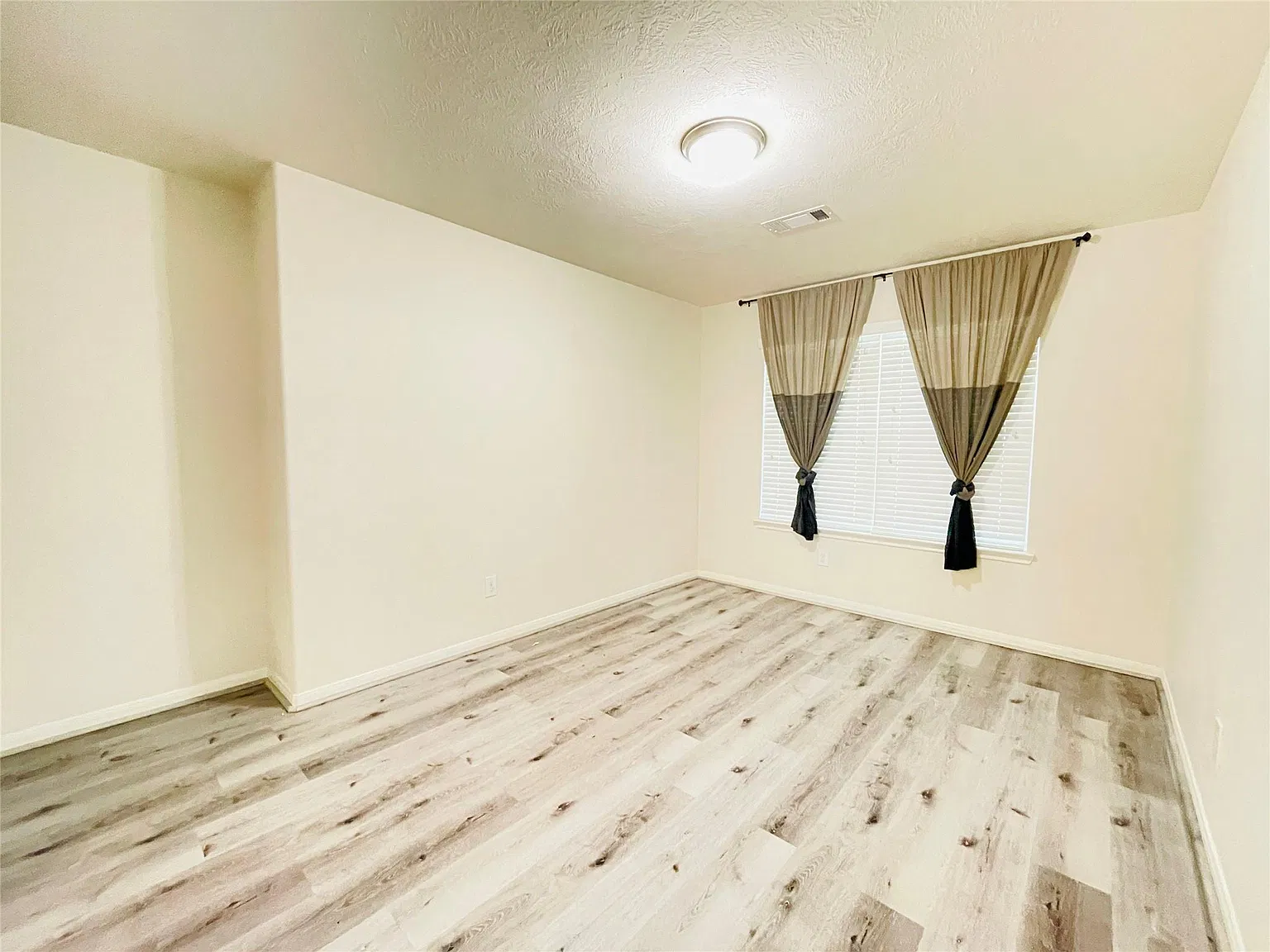 3 bed, 2.0 bath, 1625 sqft, $2,000 — Photo 4