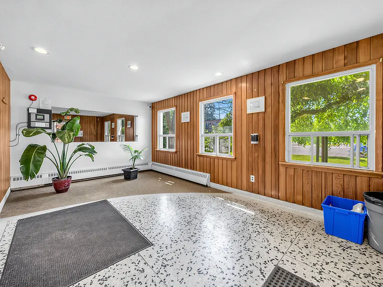 840 Dundas St E — Photo 10
