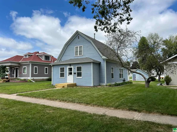 119 4th St NE, Orange City, IA 51041