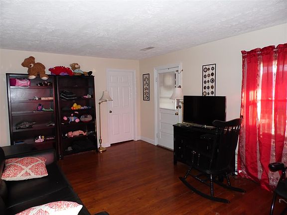 2nd image of 909 W Oak St