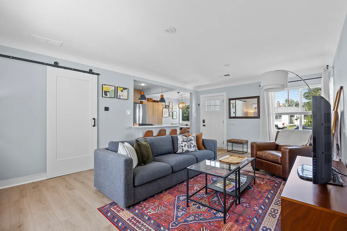 Bright living area - ideal for relaxing or working remotely - Albion St
