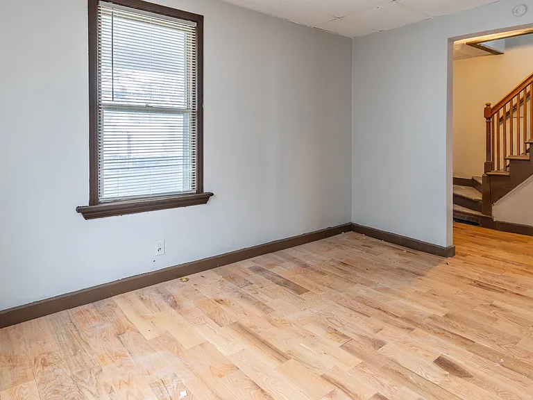 327 Saxton St — Photo 1