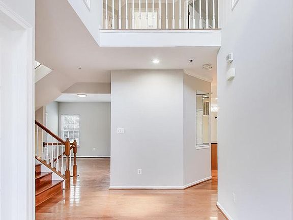4th image of 2403 Lake Forest Dr