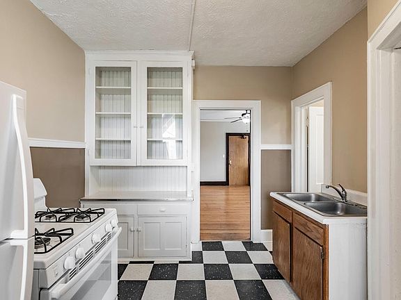 4th image of 2464 Harney St APT 26