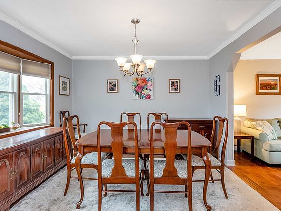 5th image of 527 Gardiners Ave