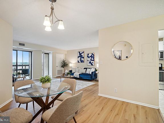 5th image of 900 N Stafford St APT 1111