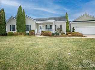 418 Sassafras Dr, Hendersonville, NC 28739