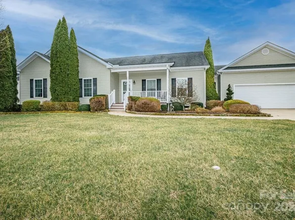418 Sassafras Dr, Hendersonville, NC 28739