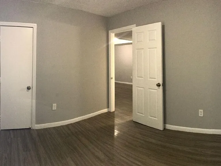 St George Apartments — Photo 17