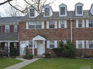 458 Village Dr, Hauppauge, NY 11788