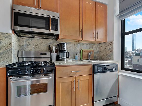 3rd image of 161 W 16th St APT 15I