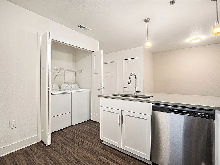 Signature Pointe Apartment Homes — Photo 21