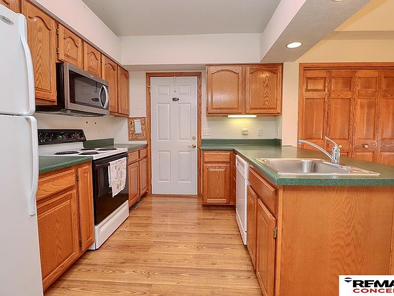5th image of 660 Iris Ave