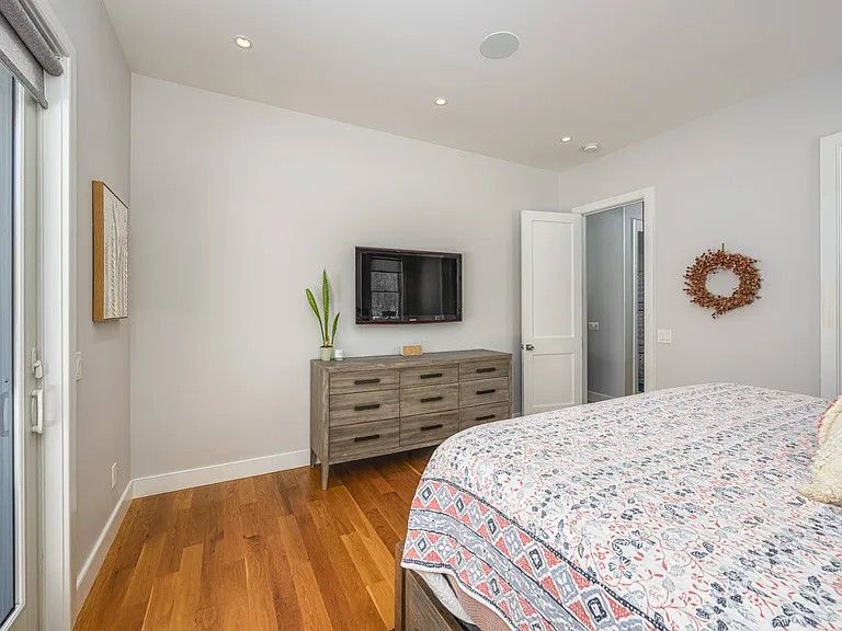 50 Squires Blvd — Photo 11