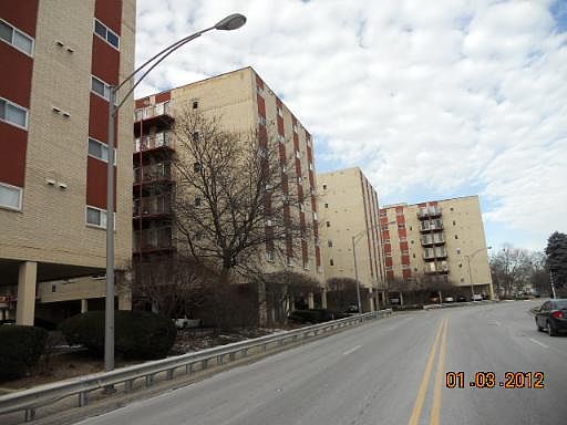 2nd image of 1021 S Des Plaines Ave #608