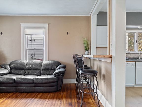 5th image of 35 Lincoln Ave