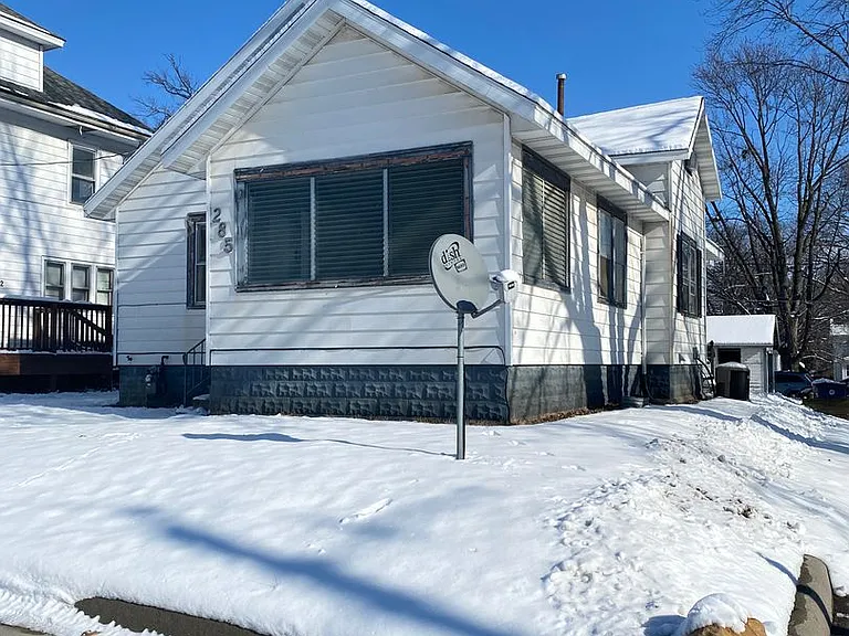 285 Hammond Ave — Photo 1
