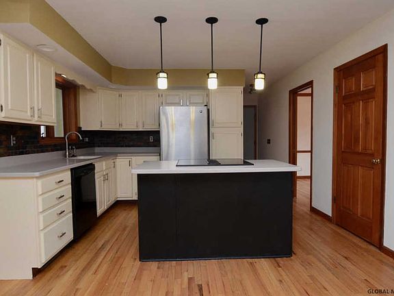 2nd image of 10 Orchard Park Dr