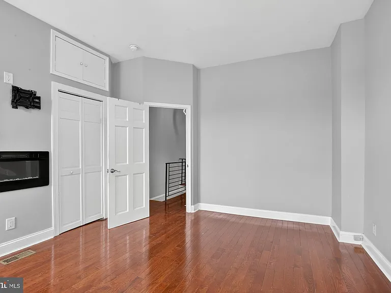 2319 E Somerset St — Photo 16