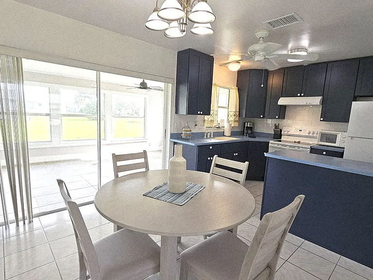 Dining/kitchen